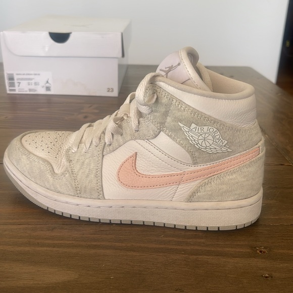 Women’s Air Jordan 1 Mid SE - Picture 5 of 7